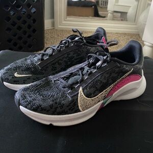 Women’s Nike Shoes.  Size 8.  Super cute!
